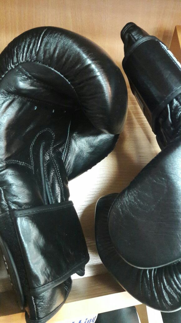 Тренировочные перчатки для бокса на липучке из натуральной кожи.